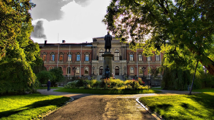 Главное здание университета открыто в мае 1887 года находится в центре Уппсалы.