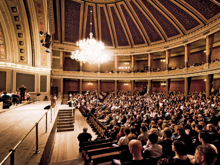Большая аудитория университета используется для проведения конференций, концертов и различных торжественных церемоний.