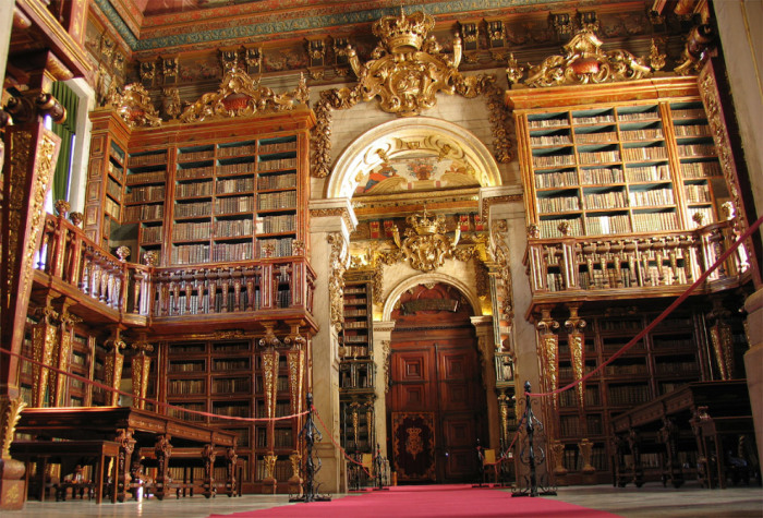 Академическая библиотека университета имени Жуана V выполнена в стиле барокко.