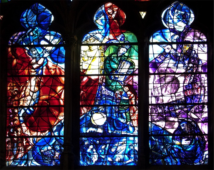 Первая работа художника Шагала, положившая начало любви к витражной технике и заняла 10 лет — с 1958 по 1968 год. За удивительные витражные окна собора в Меце общей площадью 6500 кв. метров, называют Lanterne de Dieu — светильник Господа.