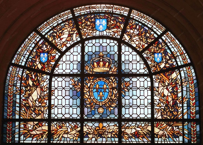 Старинный витраж украшает базилику аббатства Сен-Дени, во Франции, которая считается главным монастырем средневековой Франции и королевская усыпальница.