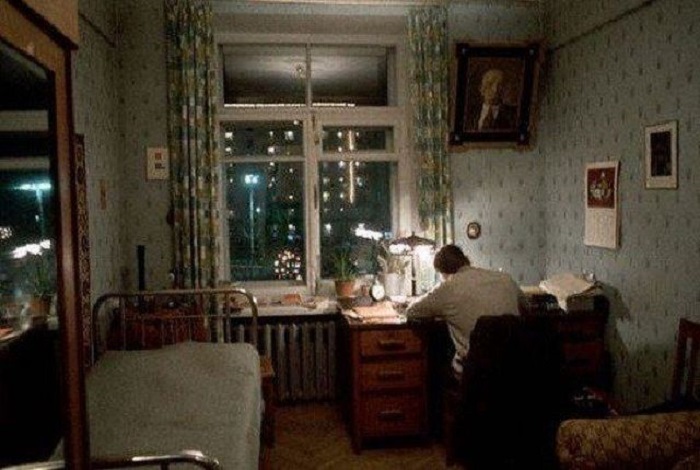 Обычный вечер в одной из советских квартир.