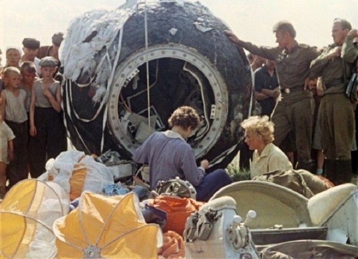 Первая женщина-космонавт после приземления на спускаемом модуле в Алтайском крае, 1963 год.