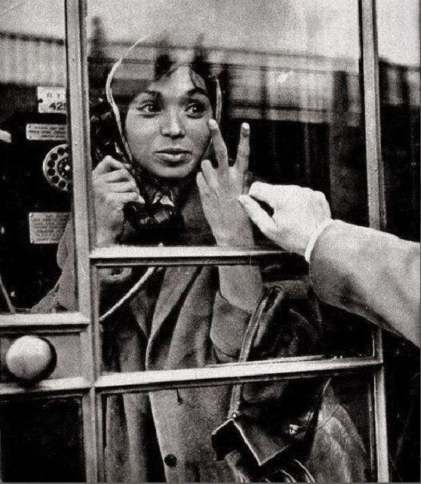 Девушка в телефонной будке. СССР, 1962 год.