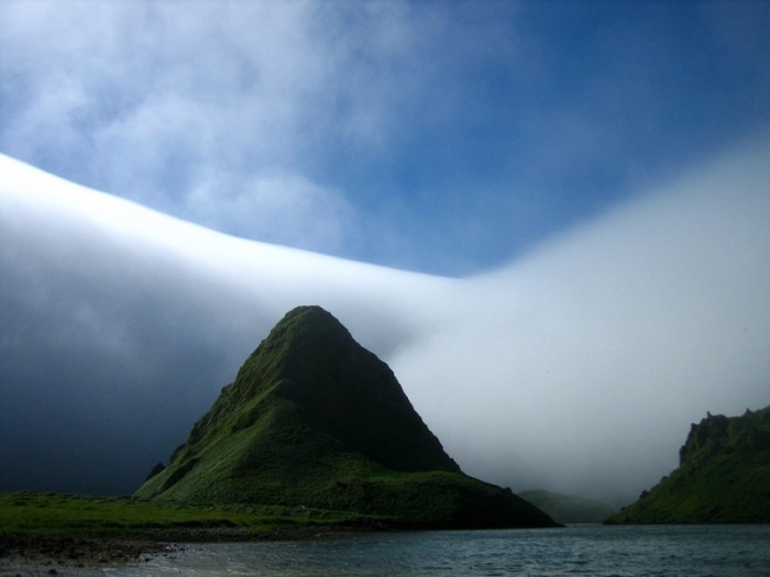 Туман, покрывающий горные склоны.
