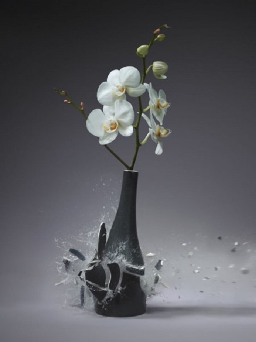 Взрыв глиняной вазы.