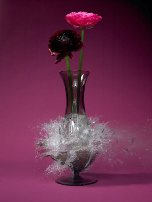 Взрыв стеклянной вазы.