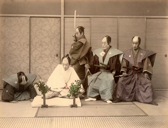 Сцена сэппуку — ритуального самоубийства самурая в белых траурных одеждах, путем вспарывания живота. Автор фотографии: Адольфо Фарсари, 1880—1890-е года.