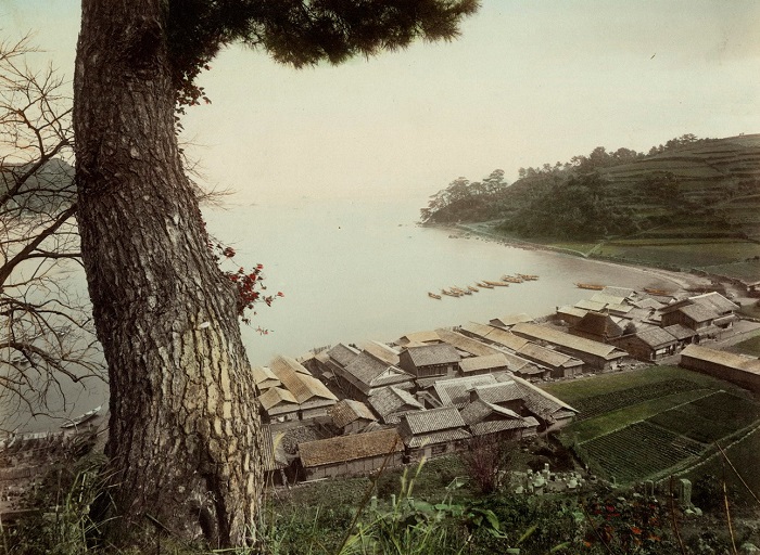 На берегах небольшого морского залива вырос порт Моги, предназначенный для стоянки судов. Нагасаки. Неизвестный автор, 1880—1890-е года.