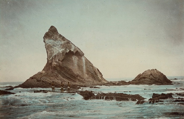 Горное образование у северного берега острова - скала Эбоси в виде подводного «камня» — к северо-северо-западу от мыса Лава. Неизвестный автор, 1880—1890-е года.