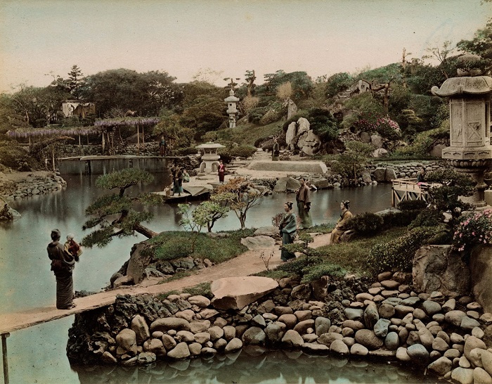 Огромный сад с извилистыми дорожками, в центре которого расположен причудливой формы пруд с островами, окруженный рукотворными холмами. Токио. Авторы фотографии: Тамамура Кодзабуро, Огава Кадзумаса, 1880—1887-е года.
