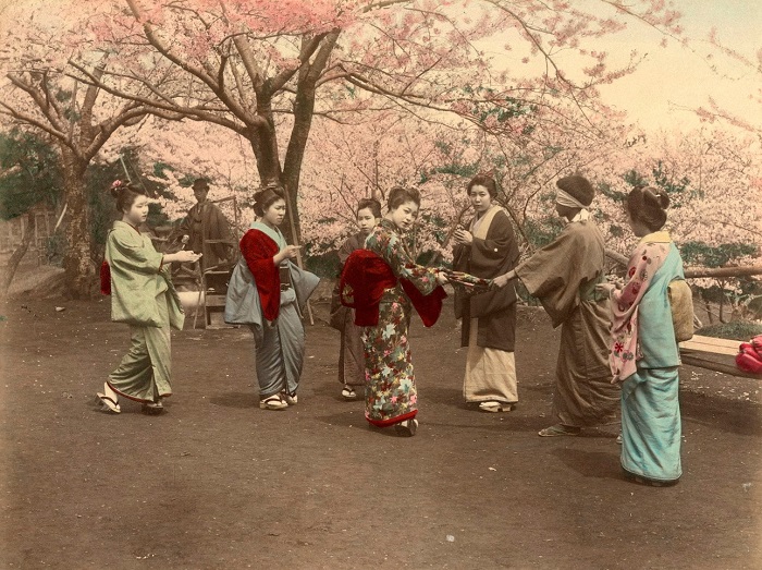 Девушки играют в жмурки в парке Ногэяма под цветущими сакурами, Йокогама. Автор фотографии: Кусакабэ Кимбэй, 1880—1890-е года.
