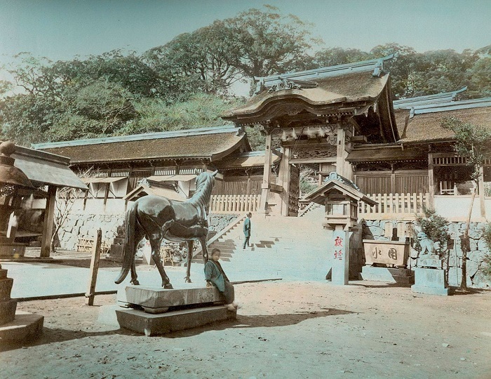 Древняя бронзовая статуя священного коня в натуральную величину во дворе синтоистского храма Сува, Нагасаки. Автор фотографии: Тамамура Кодзабуро, 1883—1897-е года.
