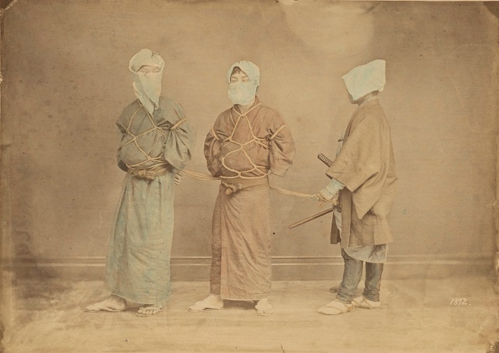Сцена со связанными заключенными преступниками или пленными. Автор фотографии: Усуи Сюдзабуро, 1880-е года.