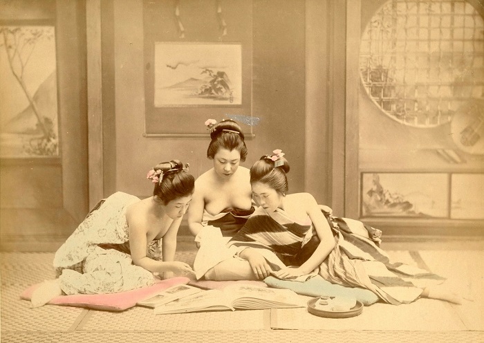 Полуобнаженные японки увлеченно рассматривают альбомы с фотографиями. Неизвестный автор, 1880—1890-е года.