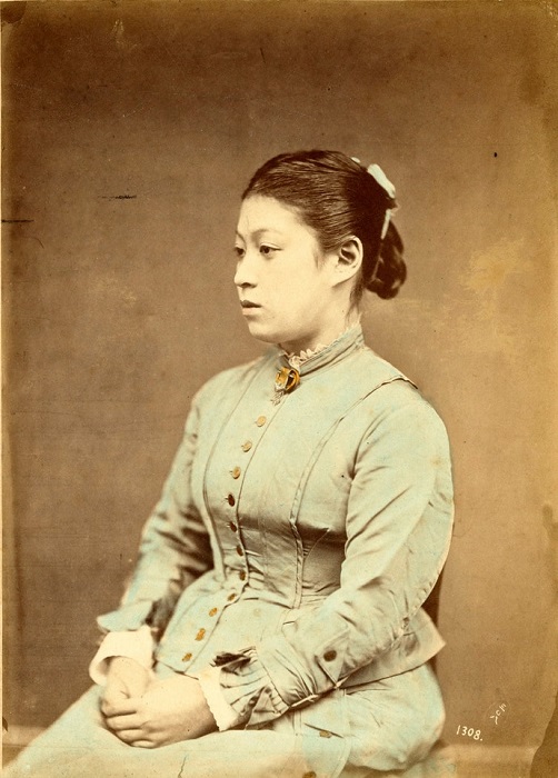 Японка в европейском костюме. Автор фотографии: Усуи Сюдзабуро, 1880-е года.
