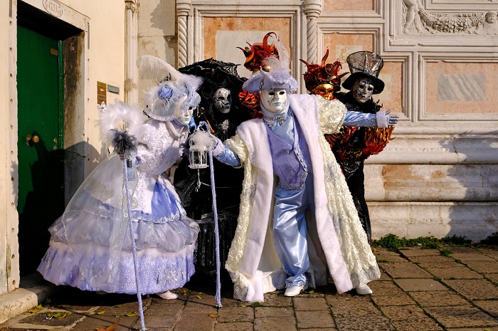 Шикарные костюмы и маски делают участников карнавала яркими и неузнаваемыми.