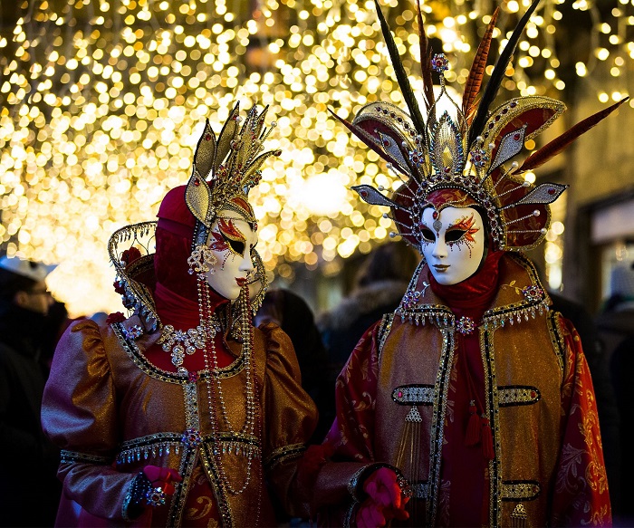 Каждый год более полумиллиона туристов приезжают в Венецию, чтобы посетить карнавальные мероприятия.