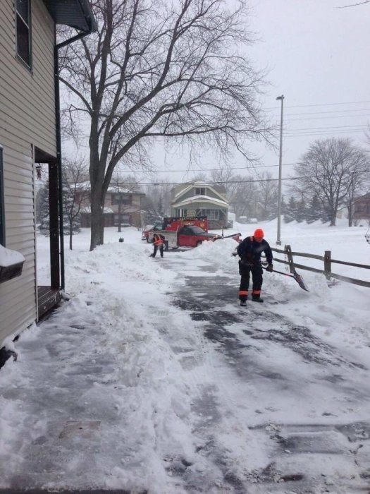Парамедики вернулись к дому больного, которого доставили в больницу, чтобы дочистить снег.