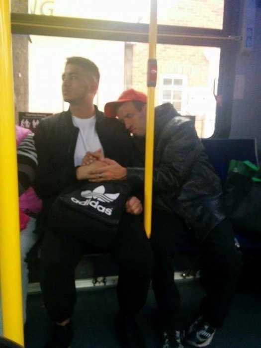 Молодой человек в автобусе позволил незнакомцу, страдающему от церебрального паралича, держать себя за руку.