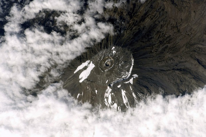 Озеро Крейтер, образовавшееся в кратере потухшего вулкана Мазама (Mount Mazama),  который извергался около 7700 лет назад.