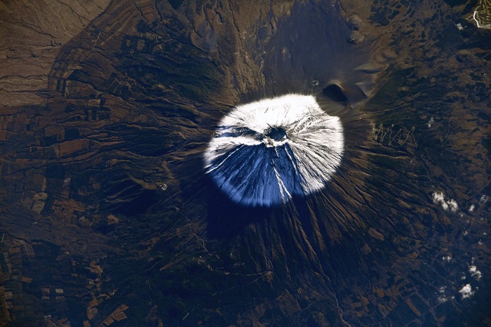 Вулкан Фудзияма названный в честь богини огня - Фудзи, высотою 3776 метров.