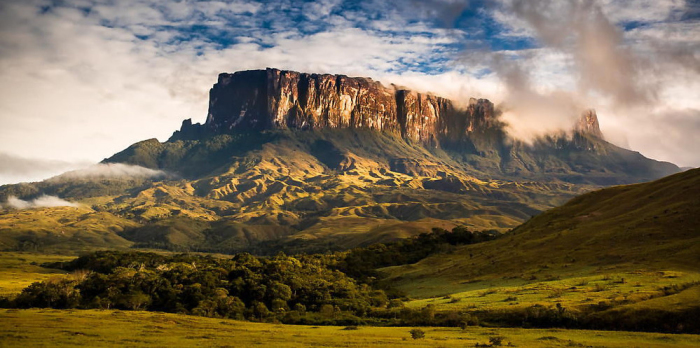 Высокая гора из песчаника, которая возвышается на стыке границ Бразилии, Венесуэлы и Гайаны. Высота над уровнем моря - 2810 метров.