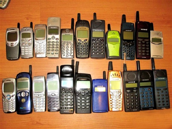 Сотовая связь настолько прочно вошла в нашу жизнь, что сегодня мало кто помнит, какими были телефоны даже 5 лет назад, не говоря уже о начале 90-х годов. | Фото: fpaparazzi.com