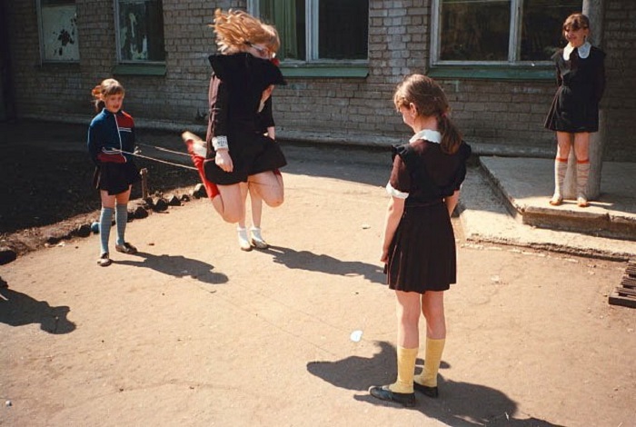 Игра в резиночку была, пожалуй, самой популярной среди девочек, хотя не чурались играть в нее и мальчики. | Фото: hotology.ru