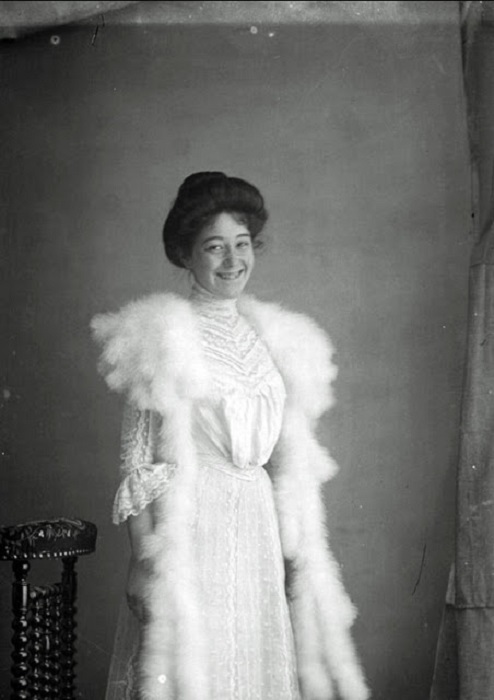 Портретный снимок девушки в шикарном белом платье, 1900-е годы.