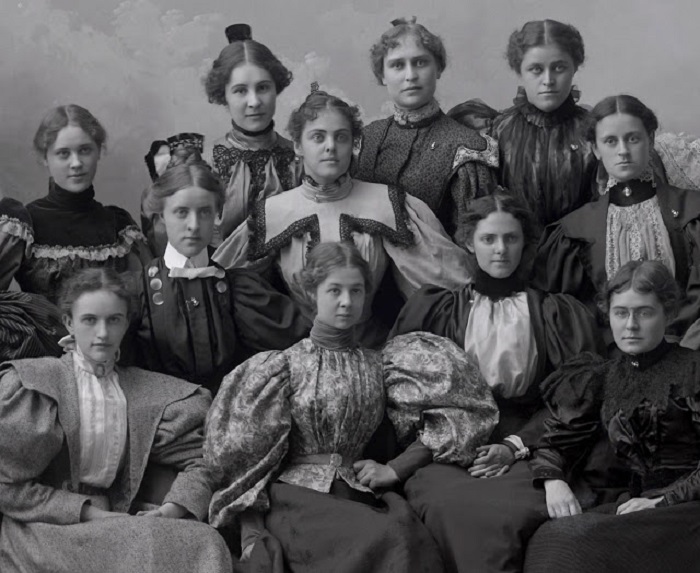 Девушки в платьях с модными рукавами «баранья ножка», 1898 год.