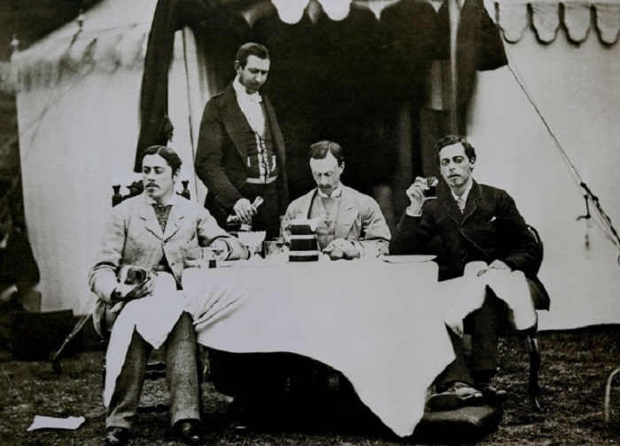 Сын королевы Виктории с друзьями на природе, в июне 1874 года.