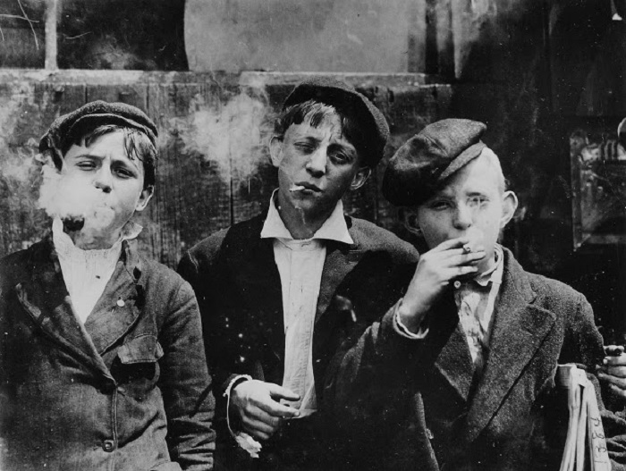 Юные газетчики во время перекура. Сент-Луис, Миссури, 1910 год.