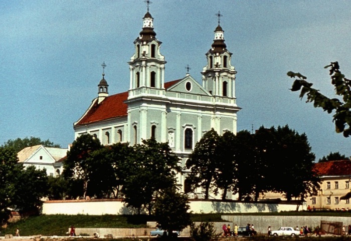 Pимско-католический костёл бывшего иезуитского монастыря, считается самым красивым в Вильнюсе.