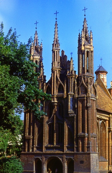 Один из самых ярких и красивых соборов Вильнюса, своеобразная визитная карточка города.