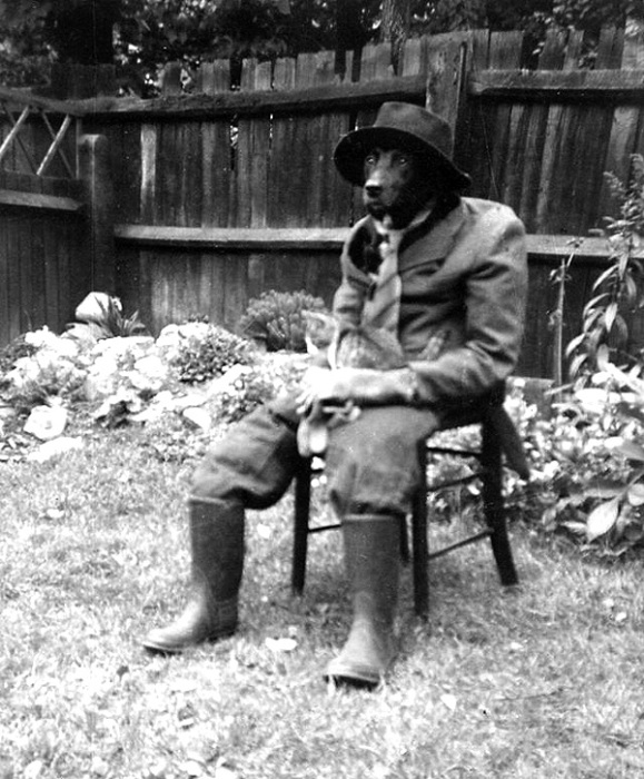 Охранник с кошкой на коленях, 1950 год.