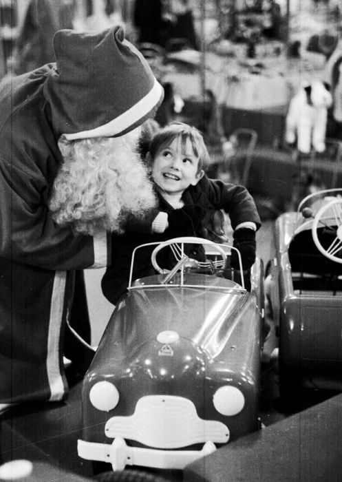 Санта, подаривший детский автомобиль.