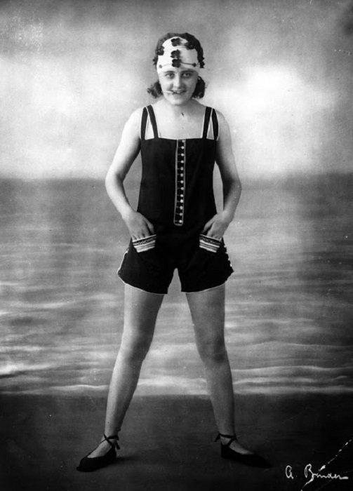 Женщина в купальнике с кармашками.