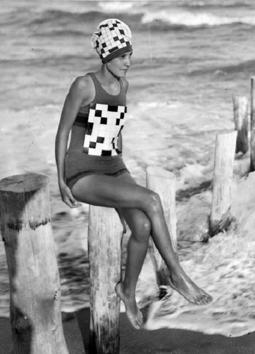 Женщина в купальном костюме с добавлением рисунка или орнамента.