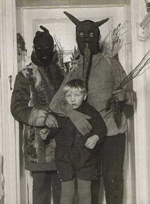 Родители настолько увлеклись игрой в маски-шоу, что не заметили испуганного взгляда мальчика.