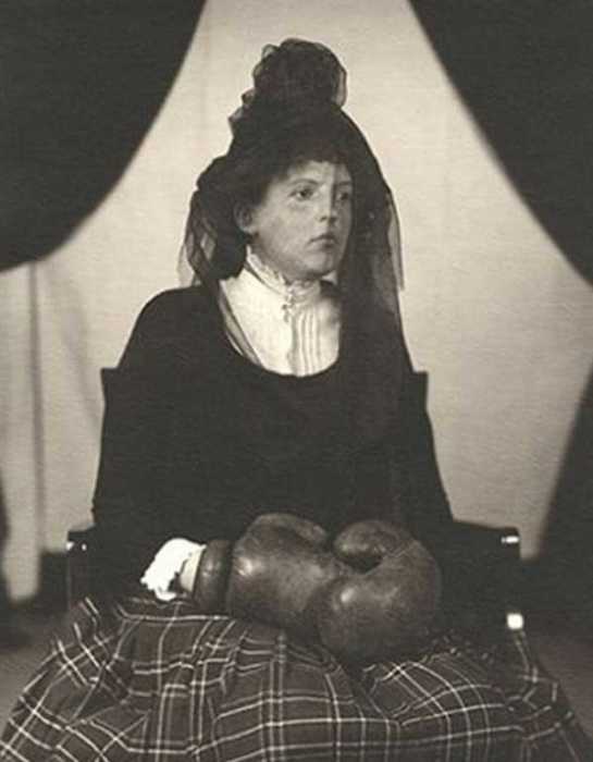 Снимок вдовы под черной вуалью в боксерских перчатках.