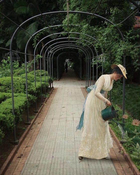 Для коллажа использована картина «Сад моей госпожи» английского художника Фредерика Лейтона (Frederic Leighton).