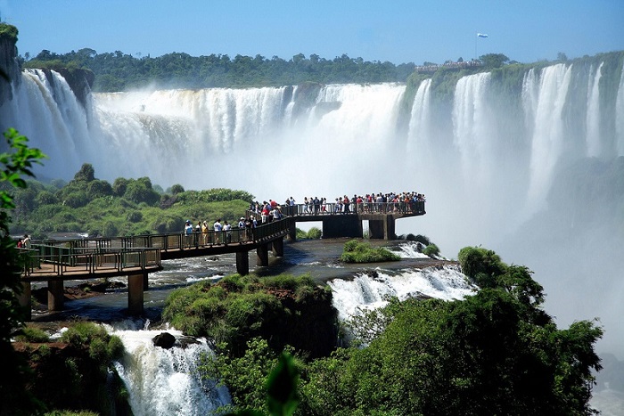 Комплекс из 275 водопадов на реке Игуасу.