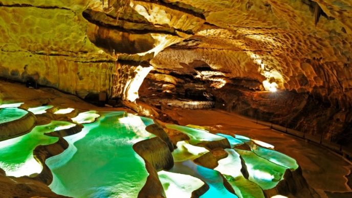 Грот представляет собой огромную сеть пещер с кристально чистой водой и разноцветными горными породами.