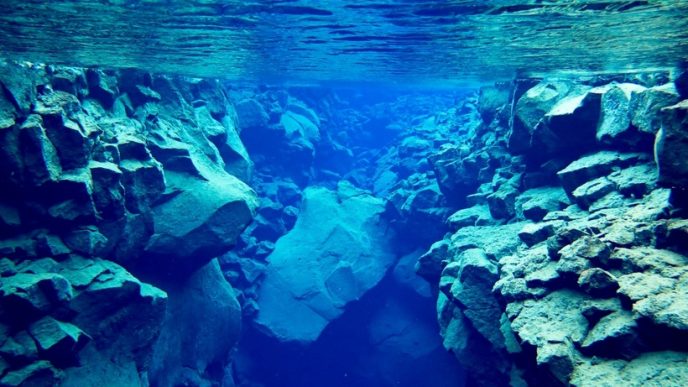 В пресной кристально чистой воде видимость достигает 300 метров, что привлекает любителей подводного плавания.