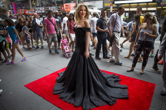 Восковая фигура прекрасной американской актрисы в черном платье «позирует» на красной дорожке.