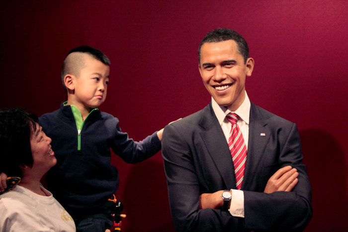 Восковая фигура 44-го американского президента всегда улыбается, поэтому весьма популярна у посетителей музея.