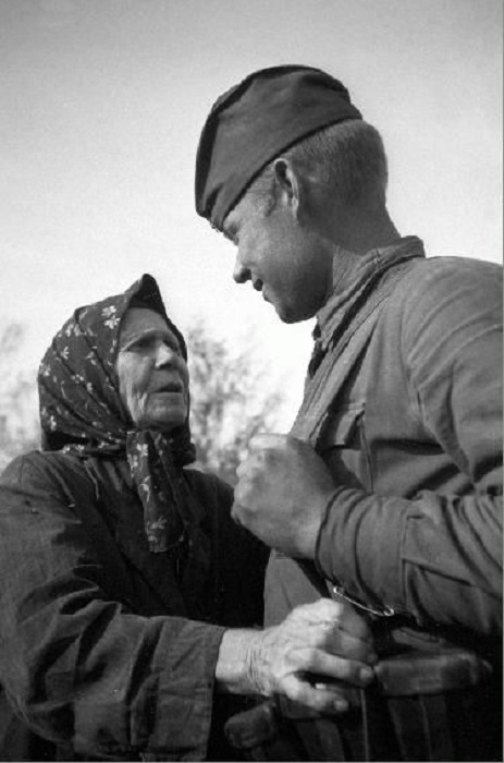 Мать встречает сына, Украина, 1943 год.