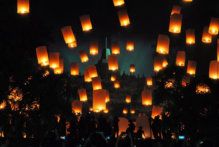 Запуск зажженных фонариков желаний у храма Боробудур.