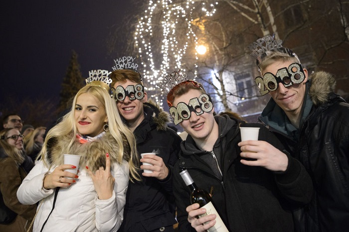 Массовое празднование Нового года на улицах города.